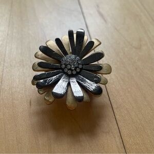 Costume jewelry metal daisy flower ring